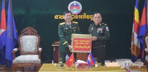 គណៈប្រតិភូបញ្ជាការដ្ឋានយោធាខេត្ត Dong Thap ទៅសួរសុខទុក្ខ និងជូនពរឆ្នាំថ្មីនៅកម្ពុជា